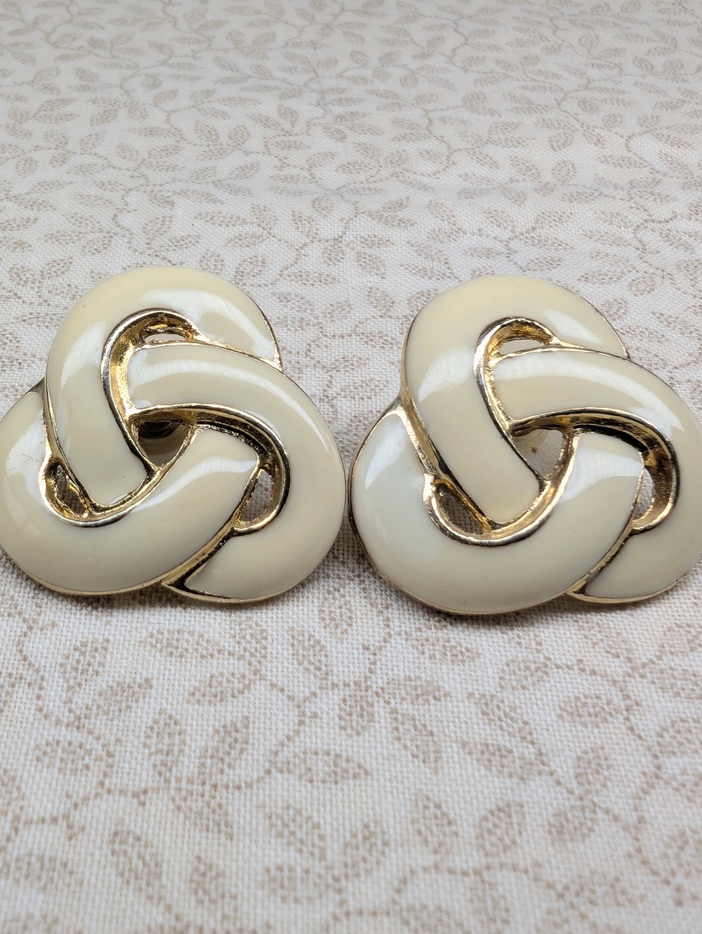 🩷 Vintage Enamel Earrings Cream & Gold Earrings Love Knot *4 For $20*